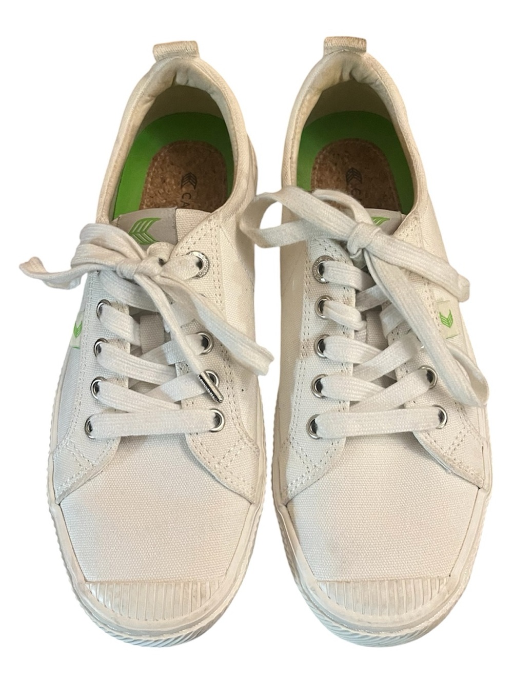 Cariuma Cream Canvas Sneakers with Green Insole